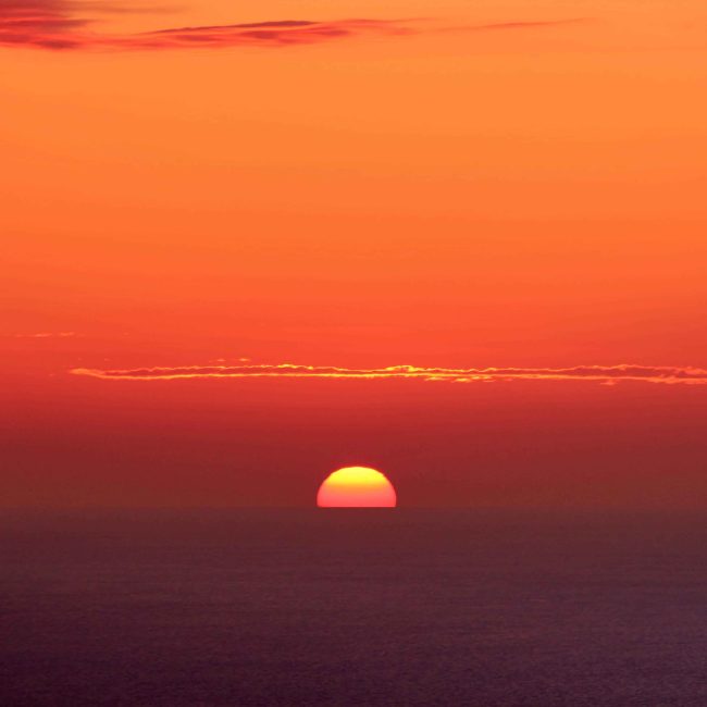 Belle vue du coucher du soleil sur mer